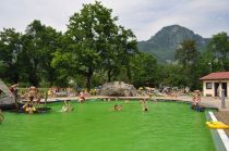 Herrlich anders badet es sich im Schwimm- und Naturbad in Bad Hindelang. • © Bad Hindelang Tourismus/Wolfgang B. Kleiner