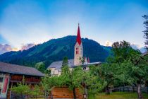 Die Kirche in Holzgau im Tiroler Lechtal.  • © alpintreff.de - Christian Schön