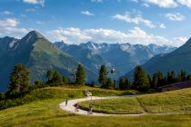 Mit der Bergbahn hinauf auf den Actionberg Penken und mit dem Bergroller wieder herunter. • © Mayrhofner Bergbahnen