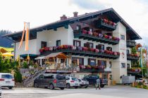 Das Familienhotel Austria an der Talstation der Gipfelbahn Hochwurzen. • © alpintreff.de - Christian Schön