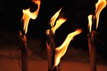 Tausende Fackeln bei Berge in Flammen (Symbolbild). • © pixabay.com