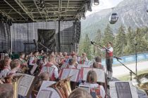 Unter der Leitung von Kapellmeister Josef Schiechtl präsentiert die Stadtmusik Imst bei der UAlm ihr breites Repertoire. • © Imster Bergbahnen / Christoph Nösig