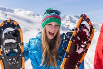 So schön kann Schneeschuh sein. Aber das Foto ist natürlich nicht auf einer der Abendwanderungen entstanden, also nur ein Symbolfoto. • © TVB Paznaun - Ischgl