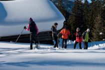 Hinauf zur Versing Alm führt diese Schneeschuhwanderung in See im Paznauntal, die im Winter 2022/2023 wieder durchgeführt wird. • © TVB Paznaun - Ischgl