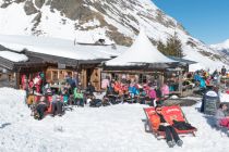 Die Terrasse am Weiberhimml ist schon tagsüber gut gefüllt. Am Hüttenabend wirds dann richtig voll. • © TVB Paznaun - Ischgl