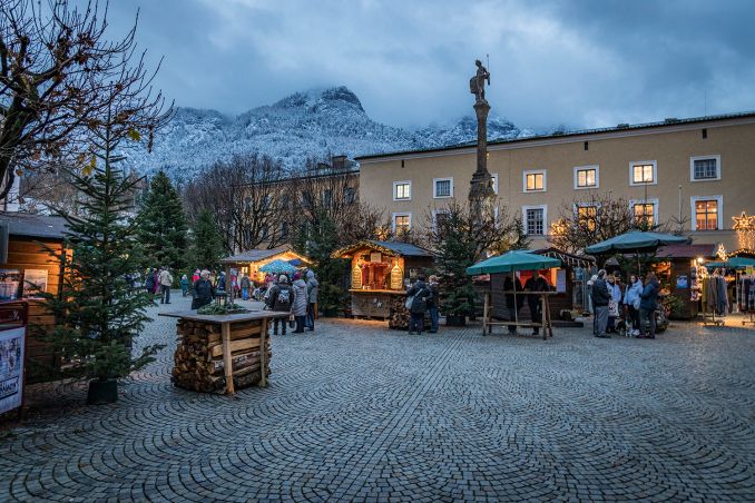 Die Buden auf dem Christkindlmarkt im oberbayerischen Bad Reichenhall entfalten ihren Zauber bei Einbruch der Dunkelheit. © Bad Reichenhall Tourismus & Stadtmarketing