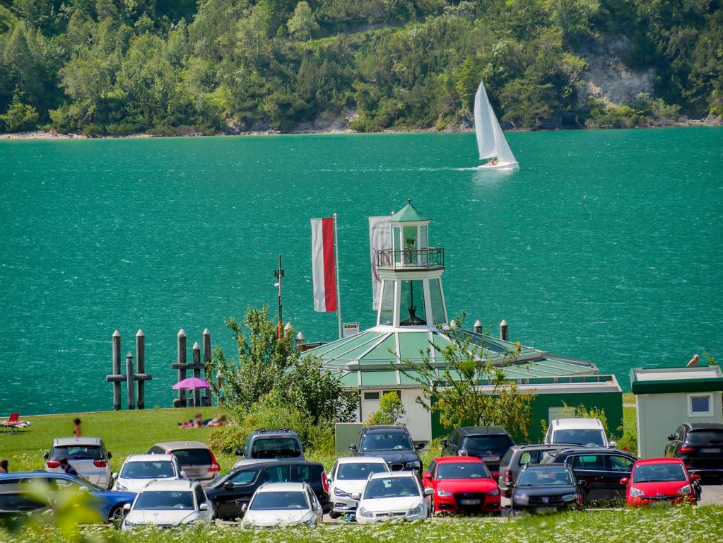 Achensee - Tirol - Am Ostufer gibt es einen Badestrand. Dort steht das Cafe Leuchtturm. - © alpintreff.de - Christian Schön