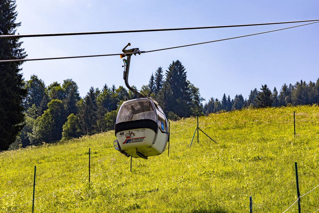 - Sie ist bereits seit 1988 in Betrieb und damit die dienstälteste Gondelbahn im Gebiet. Die Streckenlänge beträgt 1.560 Meter. Eine Gondel ist für sechs Personen ausgelegt - nun ja, dann ist es ziemlich "kuschelig". - © alpintreff.de - Silke Schön - Sie ist bereits seit 1988 in Betrieb und damit die dienstälteste Gondelbahn im Gebiet. Die Streckenlänge beträgt 1.560 Meter. Eine Gondel ist für sechs Personen ausgelegt - nun ja, dann ist es ziemlich "kuschelig". - © alpintreff.de - Silke Schön