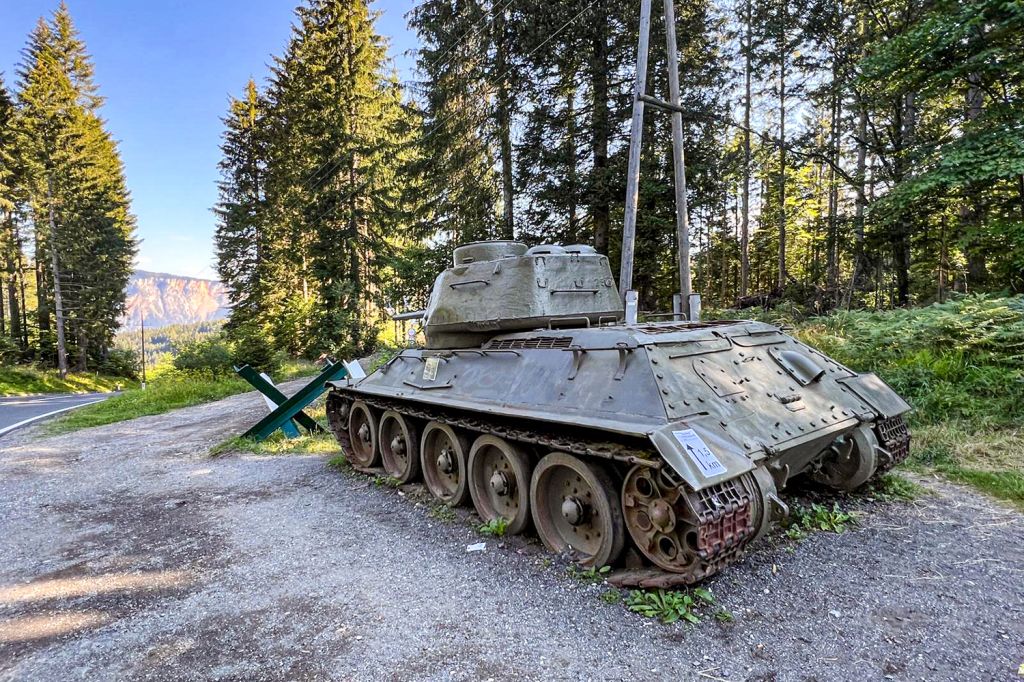 Auffälliges Ausstellungsstück - Das Bunkermuseum von Arnoldstein in Kärnten liegt am Wurzenpass, sehr nah an der Grenze zwischen Österreich und Slowenien. Ein Panzer macht auf das Museum aufmerksam.
 - © Annett Ehrenreich