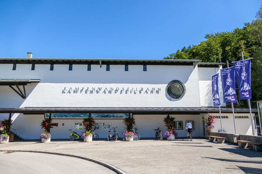 Die Talstation der Kampenwandbahn - Seit 1957 gibt es die Kampenwandbahn in Aschau am Chiemsee.  - © alpintreff.de - Christian Schön