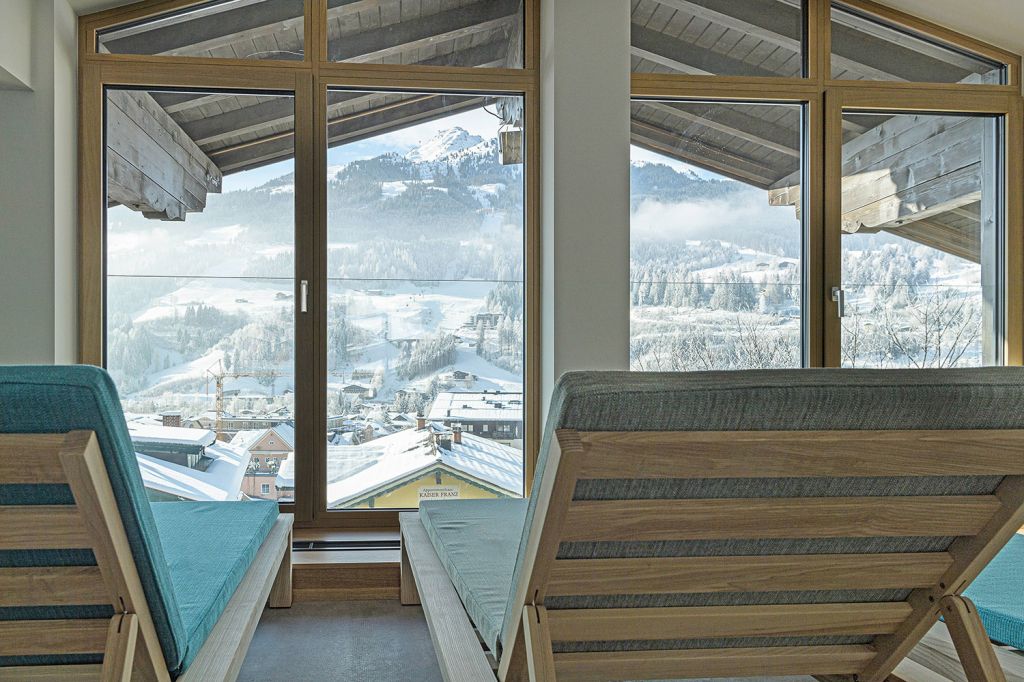Wellness Hotel BLÜ Bad Hofgastein - Ausblick aus dem Ruheraum im HimmelsBLÜ, dem Wellnessbereich. - © Lida Edi, Hotel BLÜ