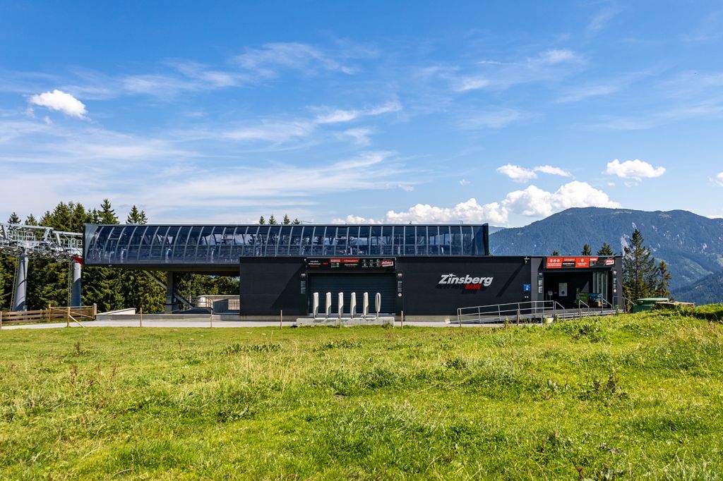 "Tal"station der Zinsbergbahn - Talstation ist etwas irreführend, denn der Start liegt am Berg. Die Zinsbergbahn ist quasi die Verlängerung der Gondelbahn Hochbrxen. - © alpintreff.de - Silke Schön "Tal"station der Zinsbergbahn - Talstation ist etwas irreführend, denn der Start liegt am Berg. Die Zinsbergbahn ist quasi die Verlängerung der Gondelbahn Hochbrxen. - © alpintreff.de - Silke Schön