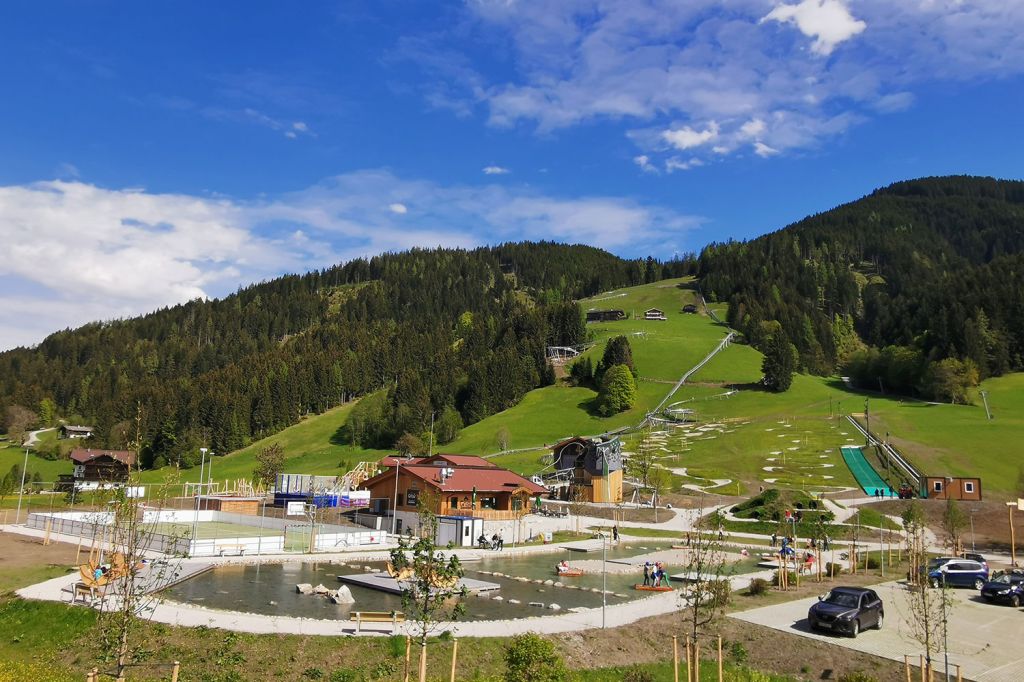 Das ist noch nicht alles - Im Motorikparcours werden spielerisch motorische Fähigkeiten trainiert. Der Sprungturm mit Absprunghöhen von 2 m, 3 m, und 5 m in einen 120 m² großen AirBag, sowie eine Trampolinanlage bieten ebenso Sportmöglichkeiten mit hohem Spaßfaktor.  - © Wildschönau Tourismus