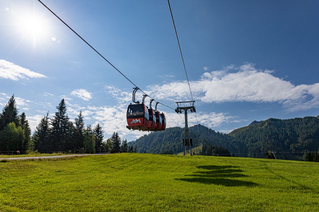 Aufgereiht - Die vier nacheinander aufgereihten Kabinen sind immer ein optischer Blickfang. Leider kann man von der Streubödenbahn nicht weiter durchfahren, sondern muss einmal umsteigen.  - © alpintreff.de - Silke Schön