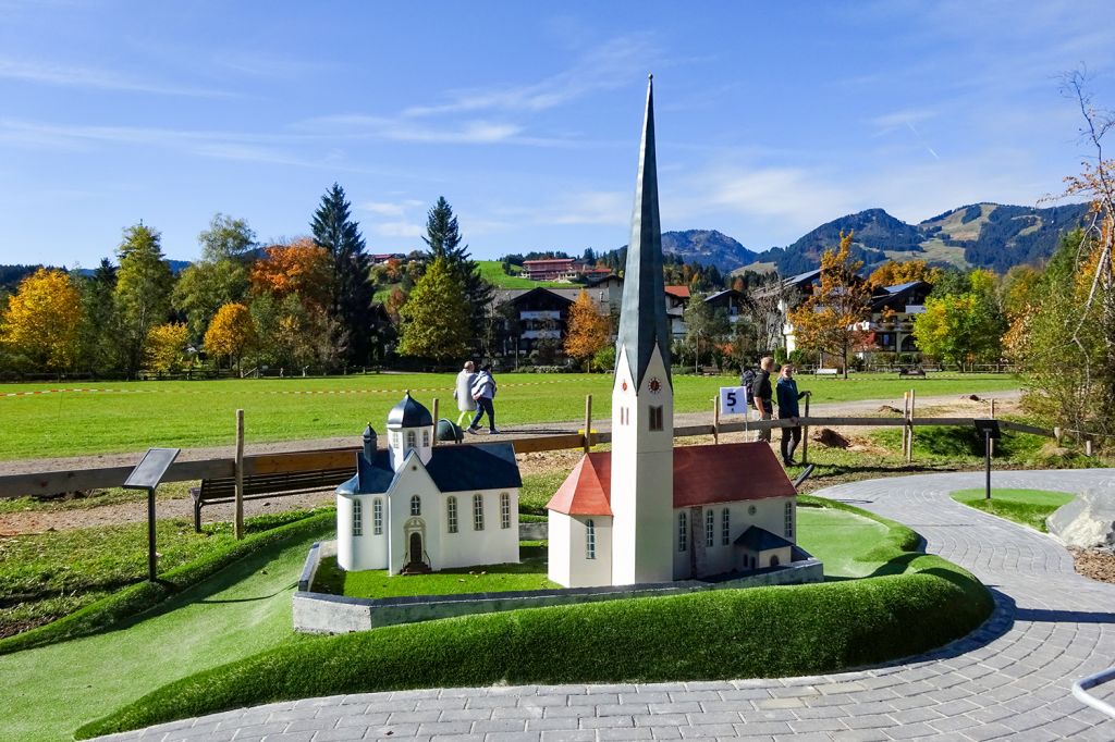 Adventure Minigolf - Adventure Minigolf ist eine besonders spannende Art, Minigolf zu spielen - eben fast, wie beim echten Golf. Unbedingt ausprobieren in Fischen im Allgäu! - © Gemeinde Fischen