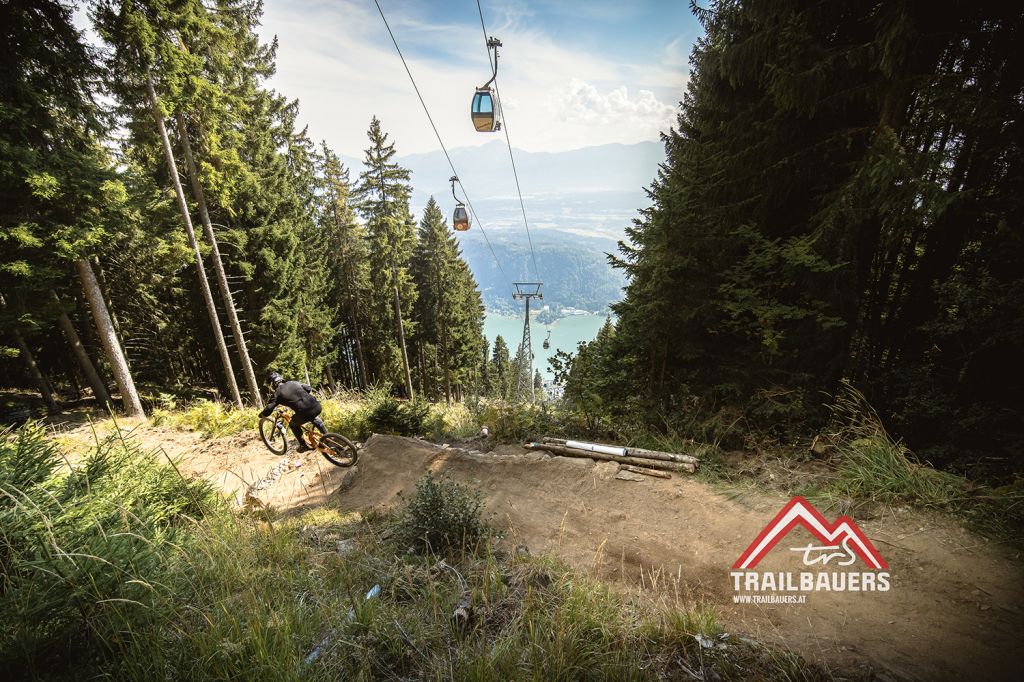 PROlitzen Trail - Gerlitzen - Ossiacher See - Der PROlitzen Trail ist ein seit 2022 bestehender Biketrail oberhalb des Ossiacher Sees in Kärnten. Das Team der Trailbauers ist kreativ zu Werke gegangen. - © Trailbauers PROlitzen Trail - Gerlitzen - Ossiacher See - Der PROlitzen Trail ist ein seit 2022 bestehender Biketrail oberhalb des Ossiacher Sees in Kärnten. Das Team der Trailbauers ist kreativ zu Werke gegangen. - © Trailbauers