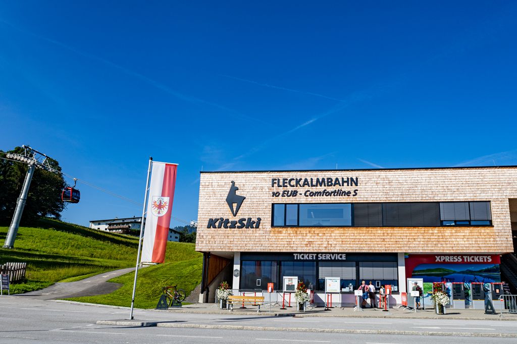 Talstation der Fleckalmbahn - Die 10er Gondelbahn Fleckalmbahn ersetzt seit Winter 2019/20 die ehemalige 6er Fleckalmbahn aus dem Jahr 1984.  - © alpintreff.de - Silke Schön