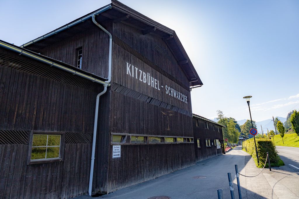 Morgens halb zehn in Österreich - Von der Hauptstraße nicht zu übersehen ist das Gebäude des Stadtbades. - © alpintreff.de - Silke Schön Morgens halb zehn in Österreich - Von der Hauptstraße nicht zu übersehen ist das Gebäude des Stadtbades. - © alpintreff.de - Silke Schön