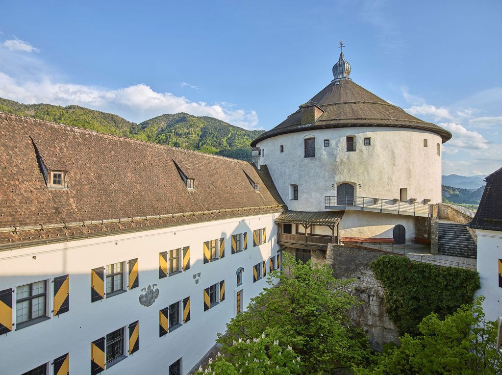 Majestätisch - Majestätisch thront die Festung Kufstein über der gleichnamigen Stadt am grünen Inn. Als Wahrzeichen Kufsteins präsentiert sich die Josefsburg aufwendig saniert als kulturelles Highlight im Land Tirol und ist zugleich Denkmal bewegter Jahrhunderte. - © TVB Kufsteinerland, Lolin Majestätisch - Majestätisch thront die Festung Kufstein über der gleichnamigen Stadt am grünen Inn. Als Wahrzeichen Kufsteins präsentiert sich die Josefsburg aufwendig saniert als kulturelles Highlight im Land Tirol und ist zugleich Denkmal bewegter Jahrhunderte. - © TVB Kufsteinerland, Lolin