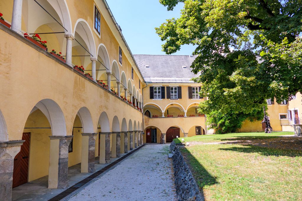 Der Innenhof - Das Stift Millstatt ist ein ehemaliges Kloster in Millstatt am Millstätter See. Es wurde wahrscheinlich ca. 1070 durch romanische Benediktiner gegründet.  - © alpintreff.de - Christian Schön