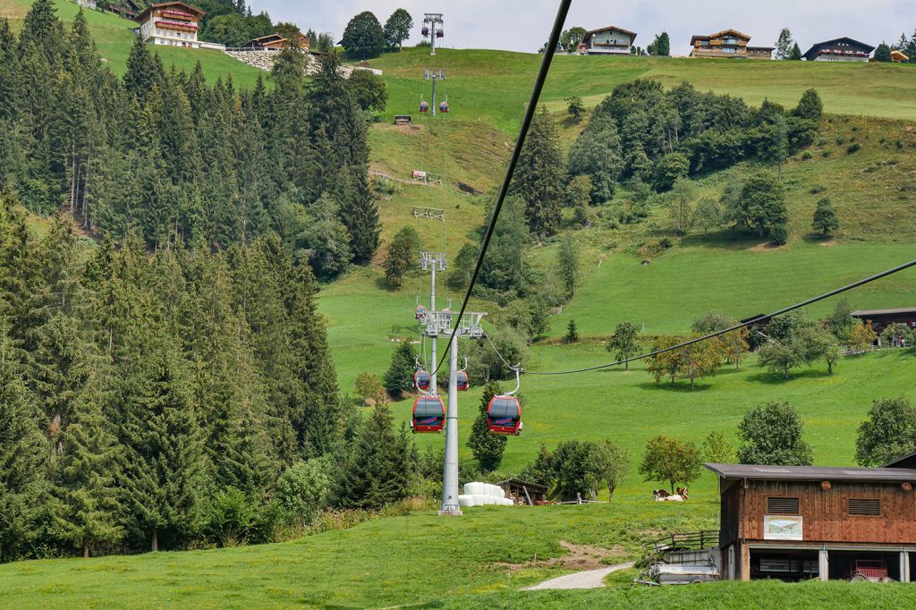 Zwei Sektionen zum Resterkogel - n zwei Sektionen geht es hoch zum südlichsten Punkt des Skigebiets. Im Sommer gibt es ab der Bergstation der zweiten Sektion ein Restaurant. Oben gibt es aber einige Wanderwege von leicht bis mittelschwer sowie den Ausbau des Resterkogels zum Sommerberg.  - © alpintreff.de - Christian Schön