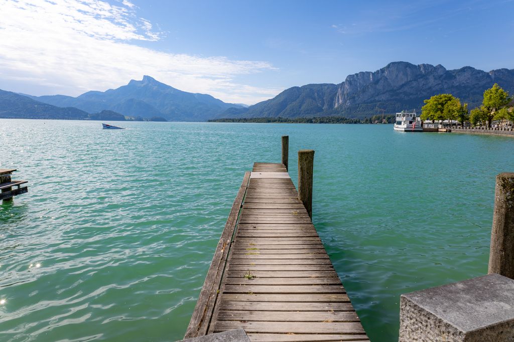 Mondsee in Oberösterreich - Der Mondsee liegt in der Region Mondsee-Irrsee in Oberösterreich im Salzkammergut - obwohl es am Südufer des Mondsees einen klitzekleinen Streifen gibt, der zum Salzburger Land gehört. - © alpintreff.de - Christian Schön