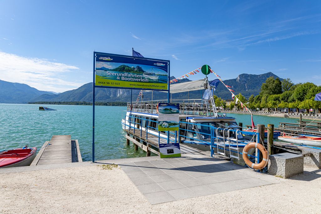 Hemetsberger Schifffahrt Mondsee - Auf dem Mondsee in Oberösterreich fährt die Schifffahrt Hemetsberger seit über 90 Jahren verschiedene Rundfahrten.  - © alpintreff.de - Christian Schön