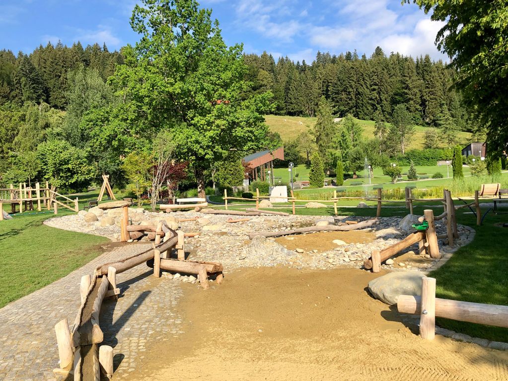 Oberstaufen PARK - Oberstaufen - Der Oberstaufen PARK liegt in Oberstaufen im Allgäu. Seit 2020 ist er komplett fertig gestellt und stellt nun einen großen Erholungs-Mehrwert im Zentrum dar.  - © Oberstaufen Tourismus