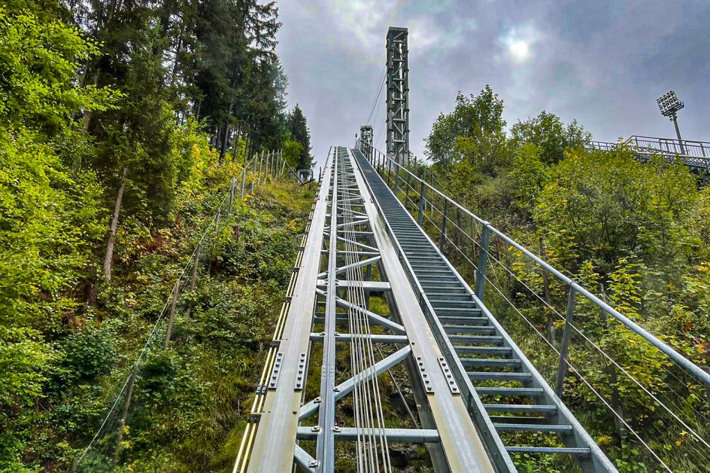 Schrägaufzug Skiflugschanze in Oberstdorf - Der Schrägaufzug, der Dich 70 m hoch zum Schanzenturm bringt, ist barrierefrei.
Auf der Plattform am Turm ist Platz für ungefähr einhundert Besucher, regelmäßig finden Führungen statt. - © Andrea Tyralla