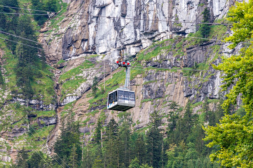 Dachstein-Krippenstein.Seilbahn 1 - Obertraun in Oberösterreich - Eine interessante und spannende Seilbahn ist die Dachstein-Krippenstein Seilbahn in Obertraun. Die Bahn führt in zwei Sektionen bis fast auf den 2.108 Meter hohen Krippenstein im Dachstein-Massiv. - © alpintreff.de - Christian Schön Dachstein-Krippenstein.Seilbahn 1 - Obertraun in Oberösterreich - Eine interessante und spannende Seilbahn ist die Dachstein-Krippenstein Seilbahn in Obertraun. Die Bahn führt in zwei Sektionen bis fast auf den 2.108 Meter hohen Krippenstein im Dachstein-Massiv. - © alpintreff.de - Christian Schön