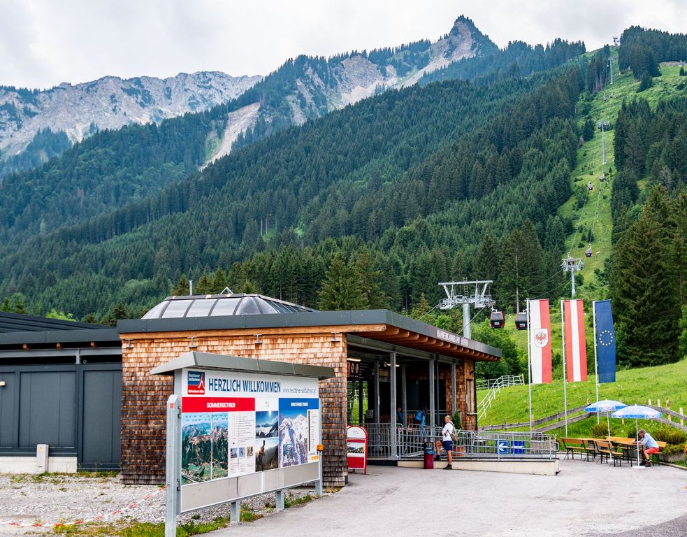 Hier geht es los  - Die Talstation der Hahnenkammbahn in Höfen bei Reutte. - © alpintreff.de - Christian Schön