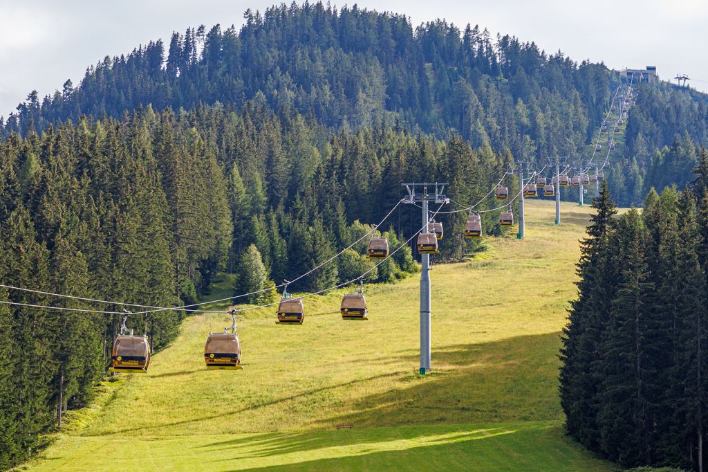 Gipfelbahn Hochwurzen - Schladming in der Steiermark - Seit dem Winter 2013/14 gibt es die neue 10er Gipfelbahn Hochwurzen. Sie ersetzte die ehemalige Gruppenbahn gleichen.Aber der Komfort und auch die Verteilung der Wartezeiten ist nunmal bei einer modernen Umlaufbahn besser.  - © alpintreff.de - Christian Schön