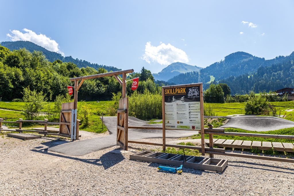 Schöne Lage des Bike Saloons - Der Bike Saloon ist eine neue Anlage in Söll am Wilden Kaiser. Du findest ihn in der Nähe der Talstation der Hexenwasserbahn, am unteren Parkplatz ("Bergdoktor-Parkplatz").  - © alpintreff.de - Silke Schön