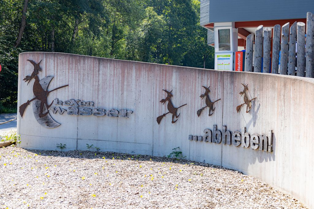 Willkommen an der Hexenwasserbahn - Nachdem klar war, dass die alte Gondelbahn Hochsöll ersetzt werden muss, wurde das Thema der neuen Bahn bekannt: Es sind die Hexen am Hexenwasser in Söll. - © alpintreff.de - Silke Schön