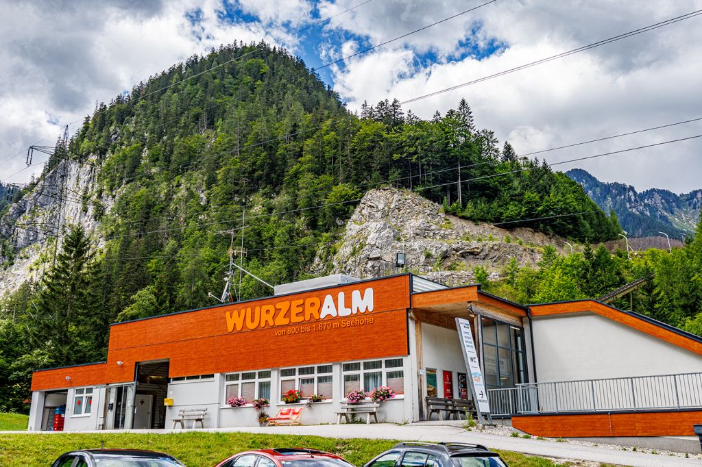 Talstation Standseilbahn Wurzeralm - Im Sommer und im Winter in Betrieb ist die Standseilbahn auf die Wurzeralm in Spital am Pyhrn.
Wanderer und Fahrradfahrer werden im Sommer gleichermaßen befördert. Auf der Wurzeralm gibt es einen Single Trail, der die Mountainbiker auch überregional anspricht. Ein schönes Wandergebiet ist die Wurzeralm seit Jahrzehnten. - © alpintreff.de - Christian Schön Talstation Standseilbahn Wurzeralm - Im Sommer und im Winter in Betrieb ist die Standseilbahn auf die Wurzeralm in Spital am Pyhrn.
Wanderer und Fahrradfahrer werden im Sommer gleichermaßen befördert. Auf der Wurzeralm gibt es einen Single Trail, der die Mountainbiker auch überregional anspricht. Ein schönes Wandergebiet ist die Wurzeralm seit Jahrzehnten. - © alpintreff.de - Christian Schön