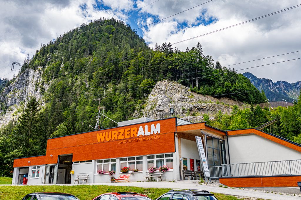 Talstation Standseilbahn Wurzeralm - Im Sommer und im Winter in Betrieb ist die Standseilbahn auf die Wurzeralm in Spital am Pyhrn.

Wanderer und Fahrradfahrer werden im Sommer gleichermaßen befördert. Auf der Wurzeralm gibt es einen Single Trail, der die Mountainbiker auch überregional anspricht. Ein schönes Wandergebiet ist die Wurzeralm seit Jahrzehnten.  - © alpintreff.de - Christian Schön