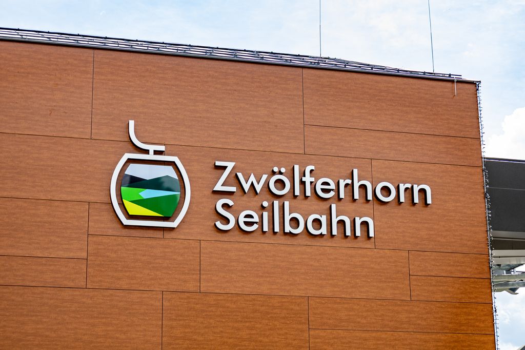 St. Gilgen Seilbahn - Die neue Zwölferhornseilbahn ersetzt seit dem Winter 2020/21 die ehemalige Zweiseil-Umlaufbahn Zwölferhorn aus dem Jahr 1957. - © alpintreff.de - Christian Schön St. Gilgen Seilbahn - Die neue Zwölferhornseilbahn ersetzt seit dem Winter 2020/21 die ehemalige Zweiseil-Umlaufbahn Zwölferhorn aus dem Jahr 1957. - © alpintreff.de - Christian Schön