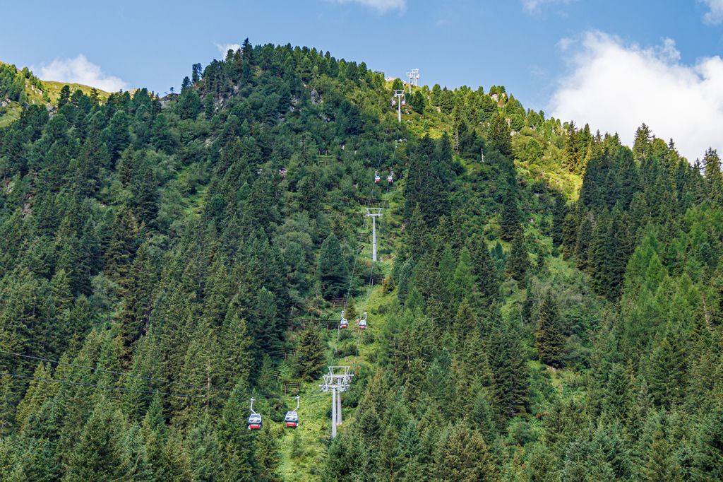 EUB Pitztal - In 6er-Gondeln fährst Du fünf Minuten von der Talstation auf die Bergstation und überwindest dabei 1.300 Höhenmeter. Die Firma Doppelmayr hat den Lift gebaut. Die Streckenlänge beträgt 1.342 Meter. - © alpintreff.de - Christian Schön