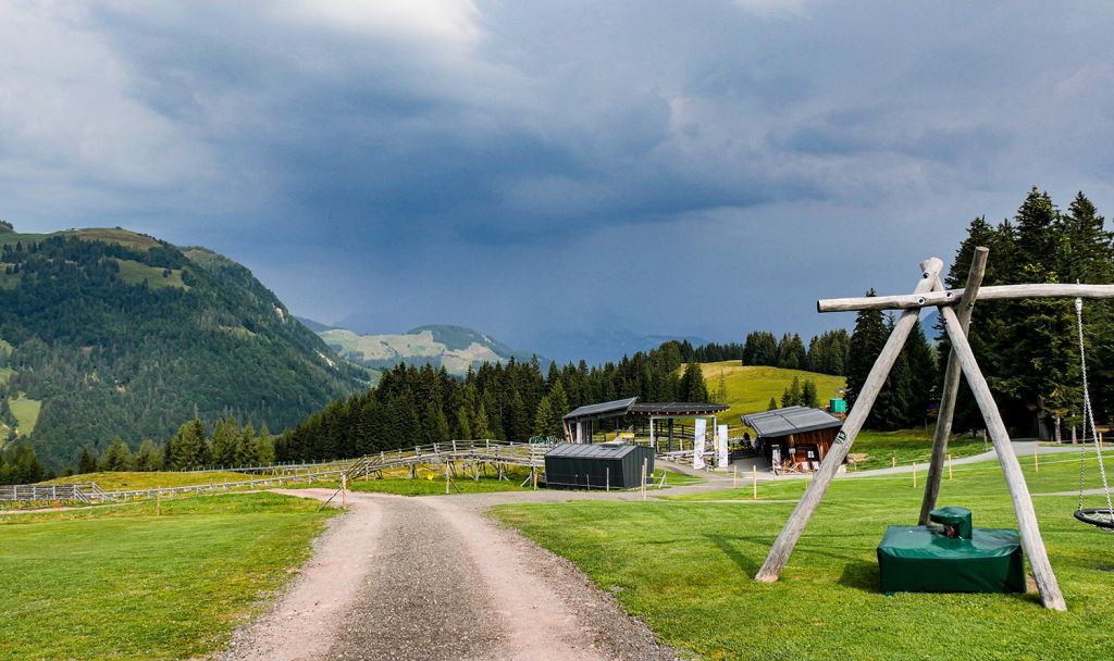 Kinderspaß - Kinder ab acht Jahren dürfen allein fahren.
Kinder ab drei Jahren dürfen nur mit einer Begleitperson fahren, die mindestens 15 Jahre alt ist. - © alpintreff.de - Christian Schön Kinderspaß - Kinder ab acht Jahren dürfen allein fahren.
Kinder ab drei Jahren dürfen nur mit einer Begleitperson fahren, die mindestens 15 Jahre alt ist. - © alpintreff.de - Christian Schön