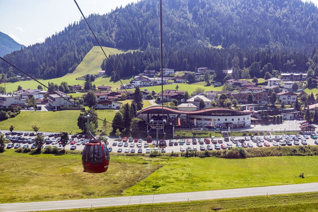 Talstation Gondelbahn Waidring - Und so sieht die Talstation mit dem riesigen Parkplatz aus, wenn man aus der Gondel schaut. 