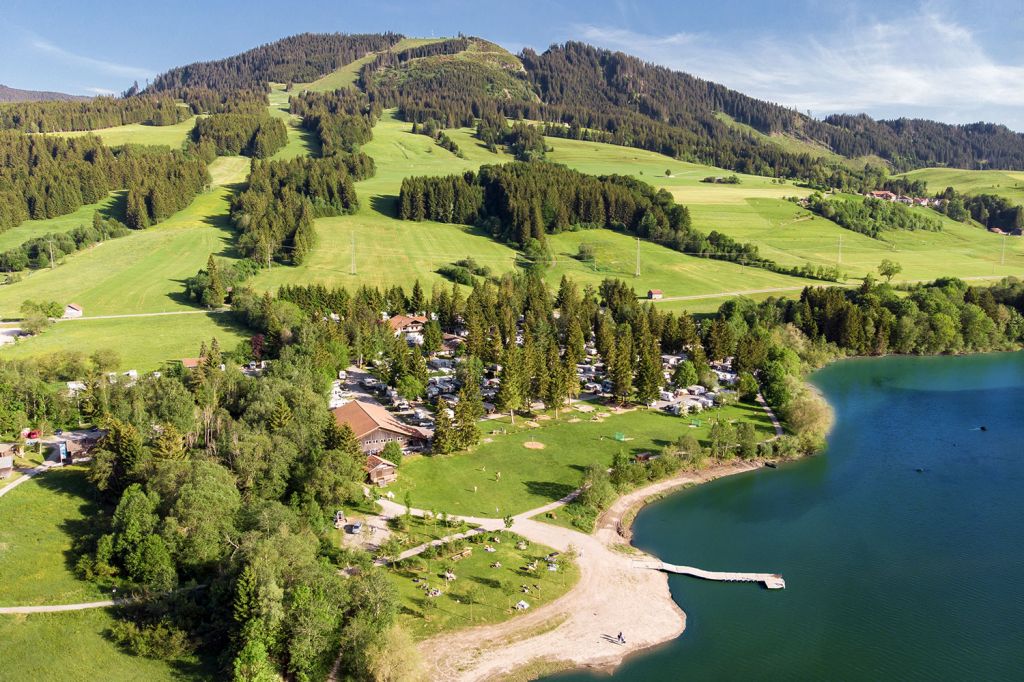 Sicht auf den Campingplatz Grüntensee - Von oben sieht der Platz so aus. Fast 300 Stellplätze für Wohnmobile, Wohnwägen und Zelte stehen zur Verfügung. Dauercamping ist möglich. Die Stellplätze haben eine Größe zwischen 60 und 100 m². - © Camping Grüntensee International Sicht auf den Campingplatz Grüntensee - Von oben sieht der Platz so aus. Fast 300 Stellplätze für Wohnmobile, Wohnwägen und Zelte stehen zur Verfügung. Dauercamping ist möglich. Die Stellplätze haben eine Größe zwischen 60 und 100 m². - © Camping Grüntensee International
