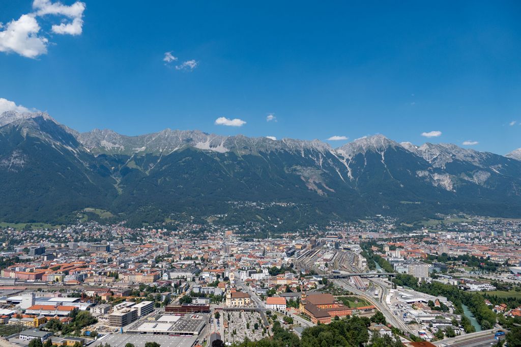 Innsbruck - Ein Blick nach oben: Das ist Innsbruck von der Bergisel-Schanze aus. - © alpintreff.de - Christian Schön