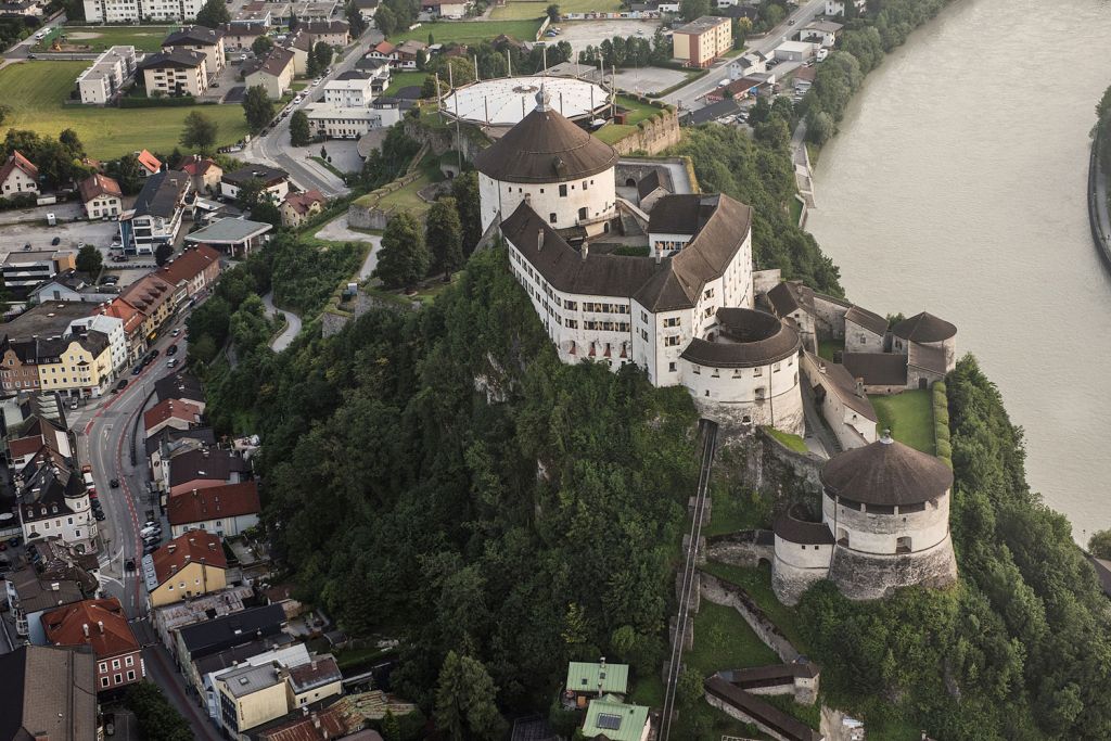 Kufstein, die Perle Tirols - Die Lage der Festung Kufstein aus der Luft.  - © TVB Kufsteinerland, Lolin