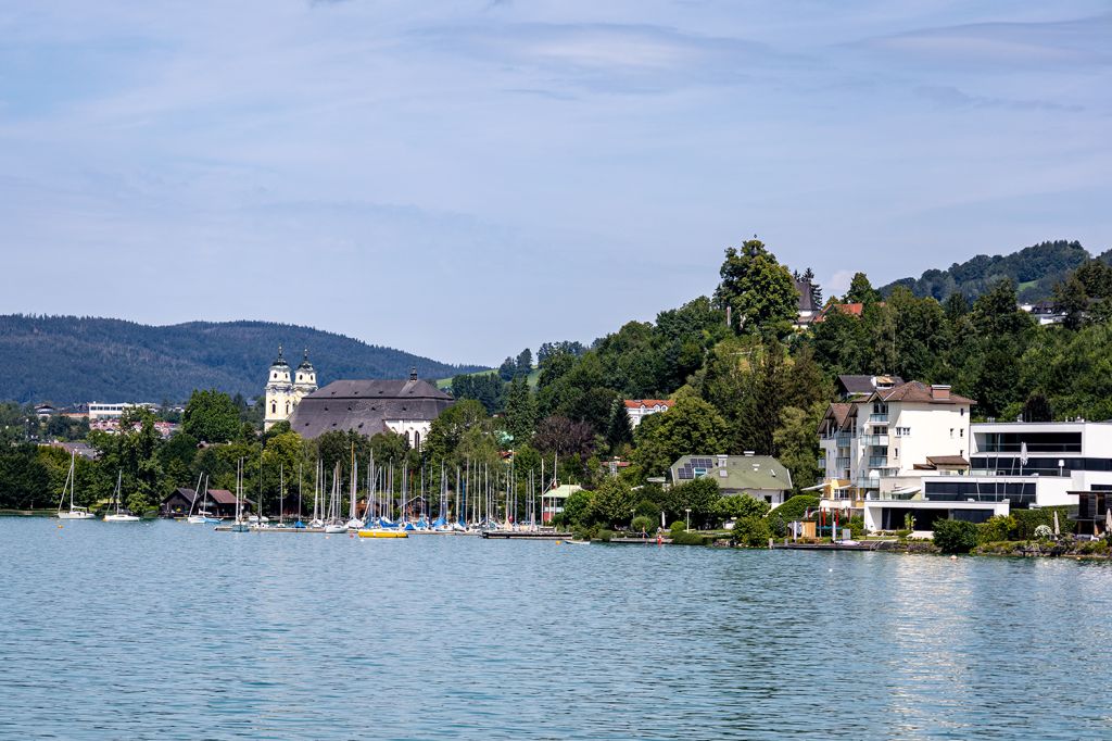 Blick auf den Ort Mondsee - Blick auf die Basilika im Ort Mondsee. - © alpintreff.de - Christian Schön Blick auf den Ort Mondsee - Blick auf die Basilika im Ort Mondsee. - © alpintreff.de - Christian Schön