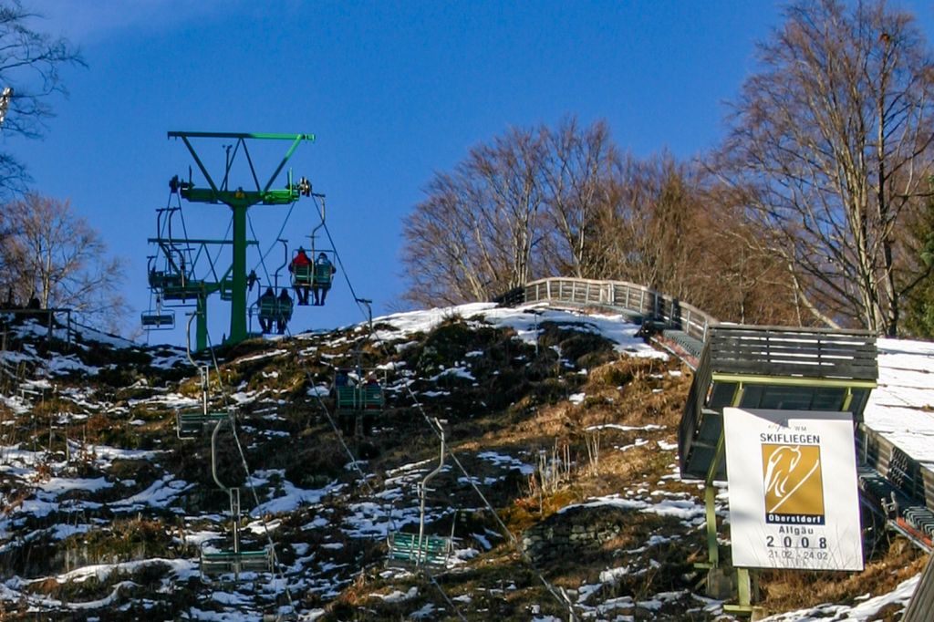 Sessellift Skiflugschanze Oberstdorf 2008 - Nicht wetterfest, dafür an der frischen Luft. Auf dem Schild rechts ist das Skifliegen im Februar 2008 angekündigt. - © alpintreff.de - Christian Schön