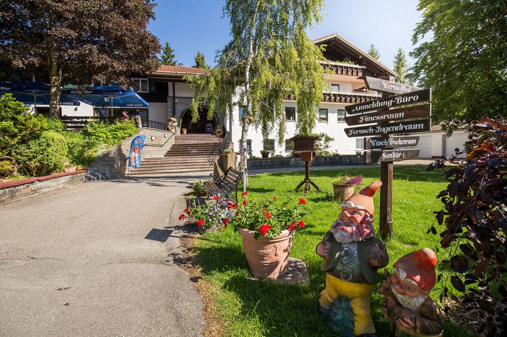 Willkommen am Campingplatz Grüntensee - Der Eingangsbereich des Campingplatzes am Grüntensee. Er befindet sich am süd-östlichen Ufer des Allgäuer Sees. - © Camping Grüntensee International