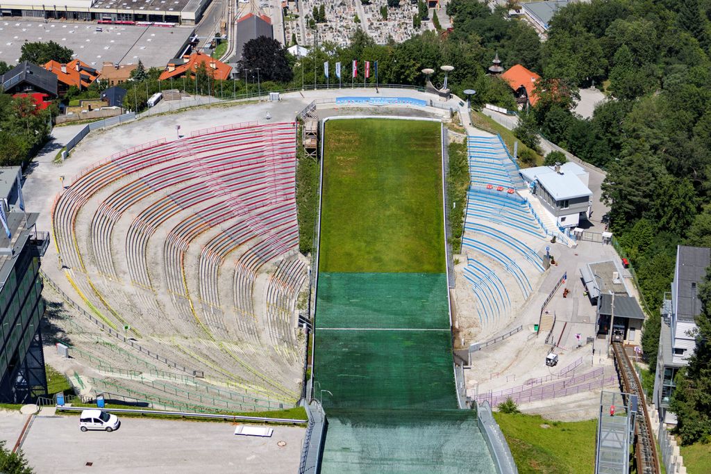 Das Stadion - Im Stadion am Auslauf gibt es jede Menge Stehplätze. 26.000 Menschen passen dort hin.  - © alpintreff.de - Christian Schön
