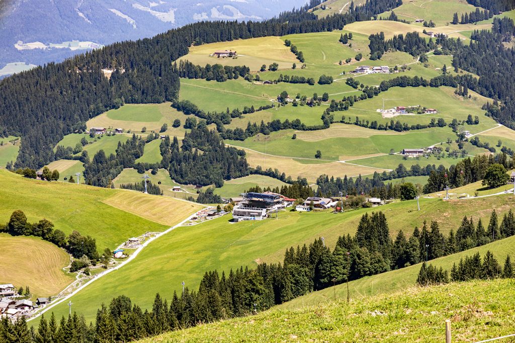 Hexenwasser im Überblick - Aussicht von der Kleinen Salve (da kommst Du mit der Salvistabahn in Itter hinauf) auf die Bergstation der Hexenwasserbahn. An der Straße links befindet sich das Kinderparadies Hexenwasser. - © alpintreff.de - Silke Schön Hexenwasser im Überblick - Aussicht von der Kleinen Salve (da kommst Du mit der Salvistabahn in Itter hinauf) auf die Bergstation der Hexenwasserbahn. An der Straße links befindet sich das Kinderparadies Hexenwasser. - © alpintreff.de - Silke Schön