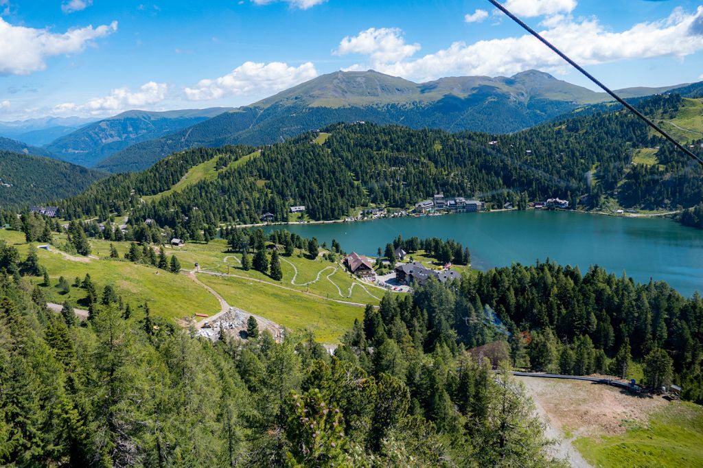 Aus der Bergbahn - Aus einer Gondel der Panoramabahn fotografiert. - © alpintreff.de - Silke Schön