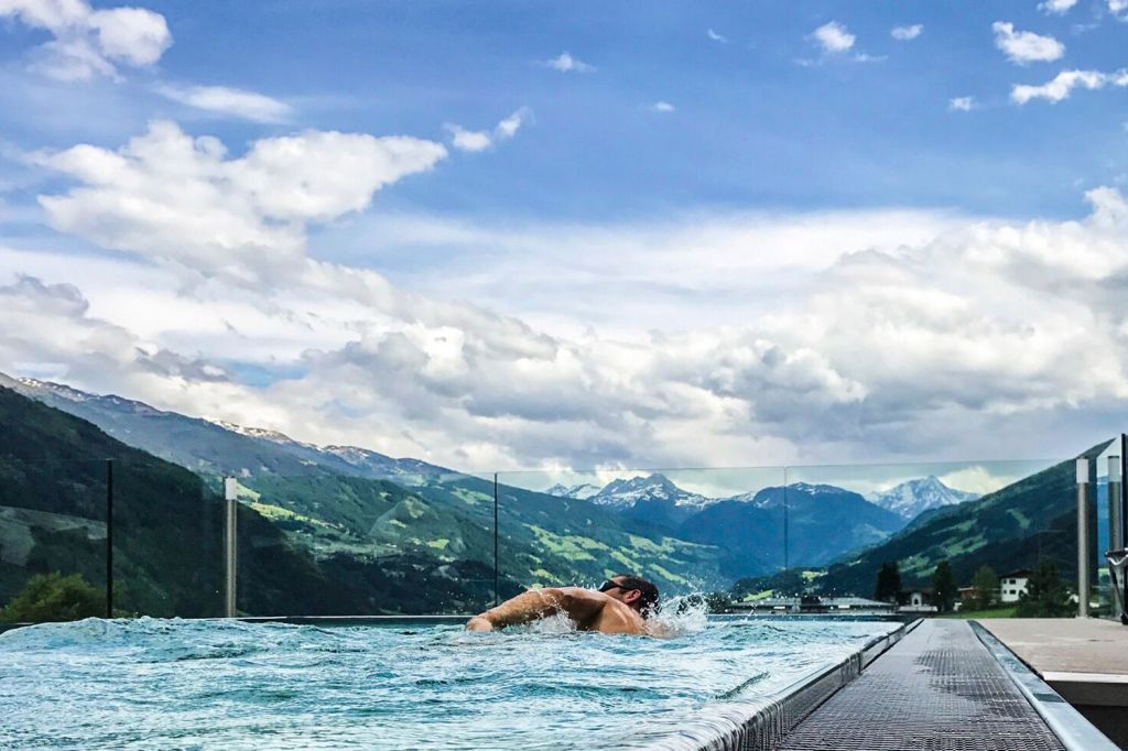 Infinity Pool Mia Alpina Zillertal - Der Thermen-Infinity-Skypool auf der Dachterrasse liegt im Penthouse Panorama-Spa für die Erwachsenen. - © Mia Alpina Zillertal Infinity Pool Mia Alpina Zillertal - Der Thermen-Infinity-Skypool auf der Dachterrasse liegt im Penthouse Panorama-Spa für die Erwachsenen. - © Mia Alpina Zillertal